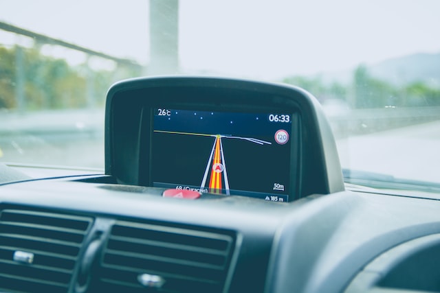 Czym jest nadajnik GPS do samochodu